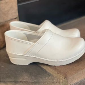 Dansko White Clog size 39 GREAT condition